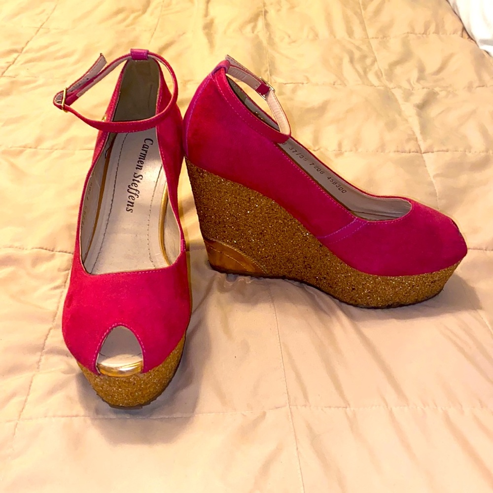 Carmen Steffens Hot pink wedges